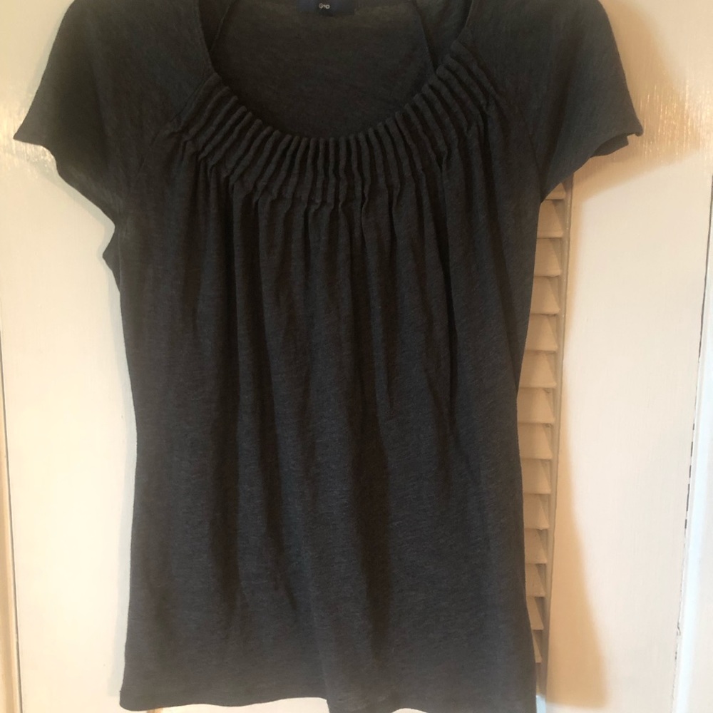 🤩 $5 SALE! 🤩 Gap charcoal gray scalloped top